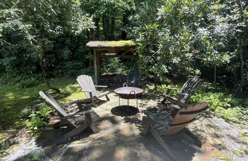 Highlands Cabaña | Luxury Cottage w/ indoor fireplace & outdoor firepit; walk to Main St!