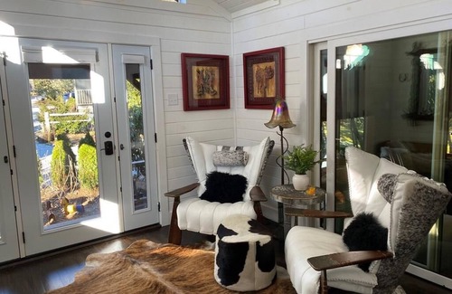 Highlands Cabaña | Luxury Cottage w/ indoor fireplace & outdoor firepit; walk to Main St!
