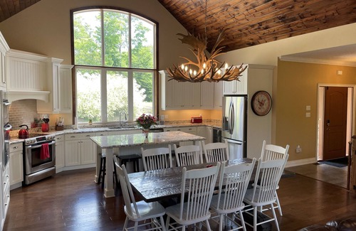 Huntsville Cabaña | Luxury Cottage with Pristine Pond, Hot Tub & Fire Pit - *Monthly Rentals Only*
