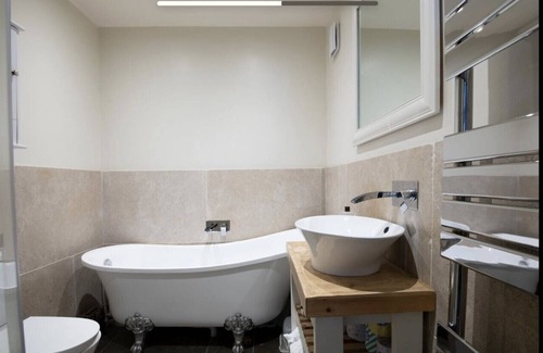 East Lavant Cabaña | Luxury cottage with hot tub, nestled in the South Downs national park