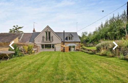 Chipping Norton Casa | Luxury Country Cottage With A View