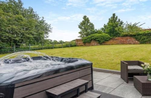 Shifnal Casa | Luxury Country Escape with Hot Tub perfect for Friends and Families