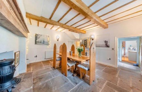 Shifnal Casa | Luxury Country Escape with Hot Tub perfect for Friends and Families