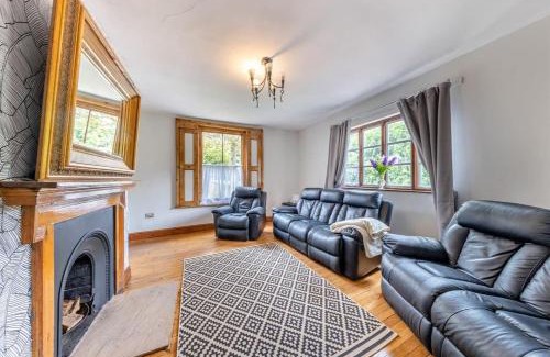 Shifnal Casa | Luxury Country Escape with Hot Tub perfect for Friends and Families