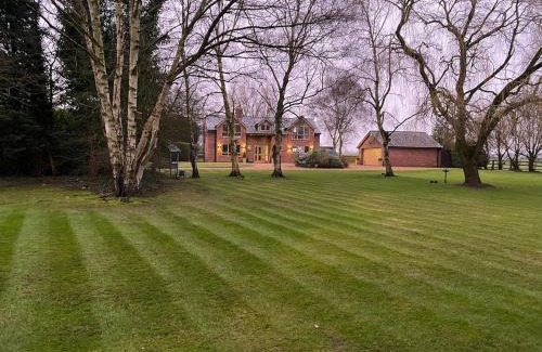 Ormskirk Casa | Luxury Countryside Retreat in Lancashire Sleeps 7