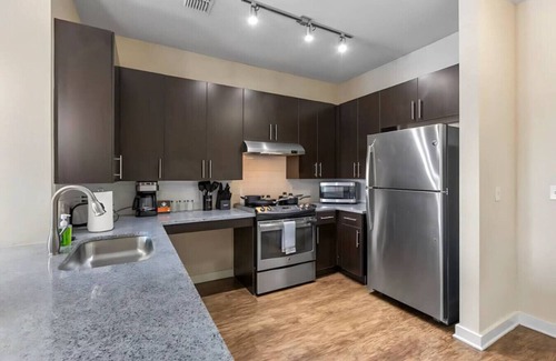 North Hyde Park Apartamento | Luxury Cozy King Suite | Pool/Gym/Free Parking!