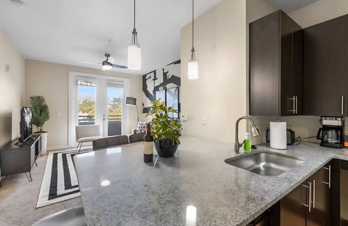 North Hyde Park Apartamento | Luxury Cozy King Suite | Pool/Gym/Free Parking!