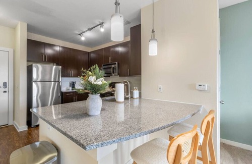 Courier City - Oscawana Apartamento | Luxury Cozy King Suite | Pool/Gym/Free Parking!