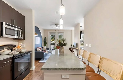 North Hyde Park Apartamento | Luxury Cozy King suite | Pool/Gym/Free Parking!