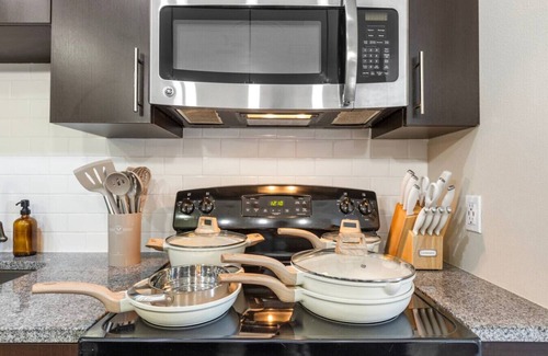 North Hyde Park Apartamento | Luxury Cozy King suite | Pool/Gym/Free Parking!