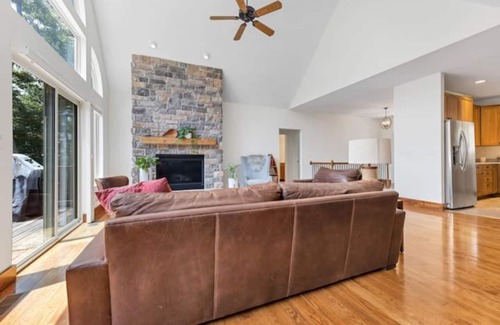 Innsbrook Casa | Luxury Cozy Lakefront Cedar Tub