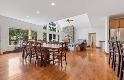 Innsbrook Casa | Luxury Cozy Lakefront Cedar Tub