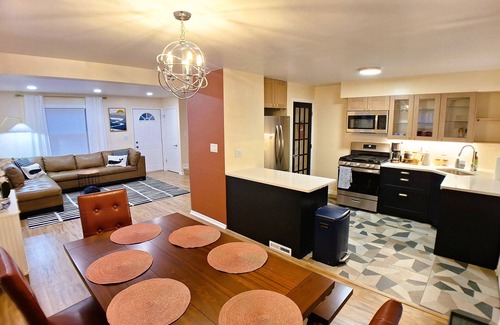 Gurnee Casa | Luxury Cozy Stay-Near Six Flags, Navy Base