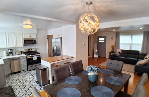 Gurnee Casa | Luxury Cozy Stay-Near Six Flags, Navy Base