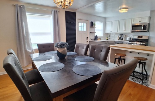 Gurnee Casa | Luxury Cozy Stay-Near Six Flags, Navy Base