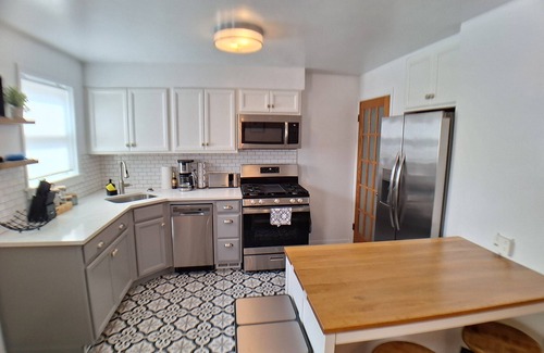 Gurnee Casa | Luxury Cozy Stay-Near Six Flags, Navy Base