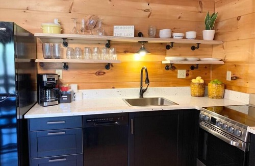 Lake Lure Cabina | Luxury Creek Waters Cabin - walk to Chimney Rock & Lake Lure