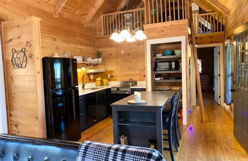 Lake Lure Cabina | Luxury Creek Waters Cabin - walk to Chimney Rock & Lake Lure