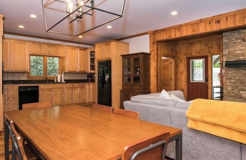Clayton Casa | Luxury Creekside Lodge on Lake Burton – Walk to Marina