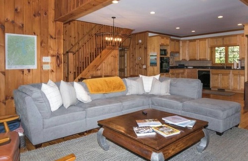 Clayton Casa | Luxury Creekside Lodge on Lake Burton – Walk to Marina