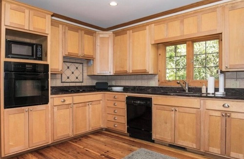 Clayton Casa | Luxury Creekside Lodge on Lake Burton – Walk to Marina