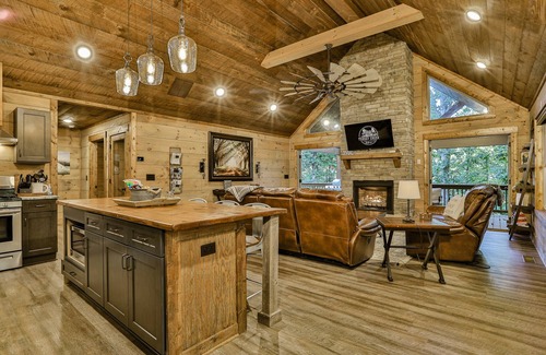 Ellijay Cabina | Luxury Creekside~New Fire Pit! Hot Tub, Game Room, near Ellijay, and Blue Ridge