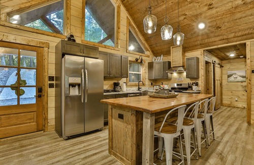 Ellijay Cabina | Luxury Creekside~New Fire Pit! Hot Tub, Game Room, near Ellijay, and Blue Ridge