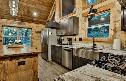Ellijay Cabina | Luxury Creekside~New Fire Pit! Hot Tub, Game Room, near Ellijay, and Blue Ridge