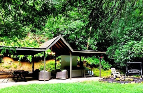 Gatlinburg - Pigeon Forge Cabaña | Libro de cuentos de lujo Cottage 5 acres aislados de exuberante bosque y corrientes * pacífico *