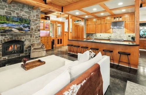 Cle Elum Casa | Luxury custom-built private mountain getaway with trail access