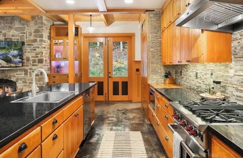 Cle Elum Casa | Luxury custom-built private mountain getaway with trail access