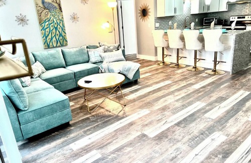 Appleton Apartamento | Luxury Custom Peacock Penthouse w/garage