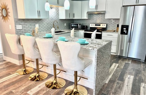 Appleton Apartamento | Luxury Custom Peacock Penthouse w/garage