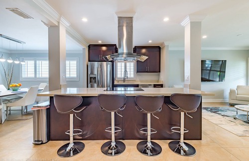 Poinsettia Heights Casa | LUXURY D/T OASIS 4/4 SLEEPS 12 BEACHES & NIGHTLIFE