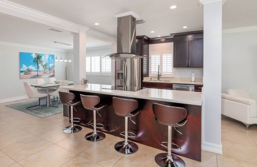 Poinsettia Heights Casa | LUXURY D/T OASIS 4/4 SLEEPS 12 BEACHES & NIGHTLIFE