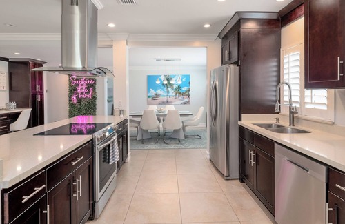 Poinsettia Heights Casa | LUXURY D/T OASIS 4/4 SLEEPS 12 BEACHES & NIGHTLIFE