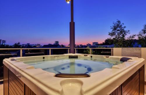 Stuart Park Casa | Luxury Darwin City Lights Jacuzzi Central Location Large House New Furnishings