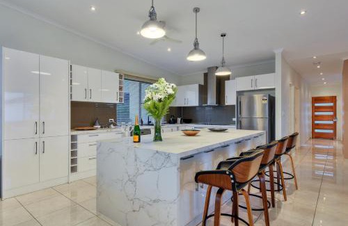 Stuart Park Casa | Luxury Darwin City Lights Jacuzzi Central Location Large House New Furnishings