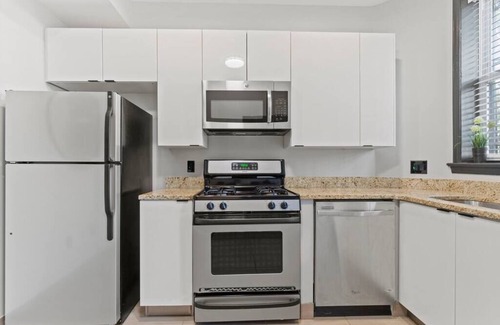Shaw Apartamento | Luxury DC 1BD/1BA Rowhouse Apartment - Walkable!