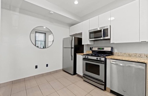 Shaw Apartamento | Luxury DC 1BD/1BA Rowhouse Apartment - Walkable!