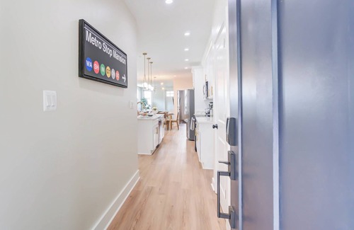 Park View Apartamento | Luxury DC-Themed 6BR + Parking | 2 Blocks to Metro
