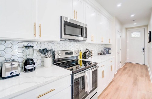 Park View Apartamento | Luxury DC-Themed 6BR + Parking | 2 Blocks to Metro