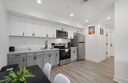 Petworth Cama Y Desayuno | Luxury DC Unit with Courtyard View & Close to All