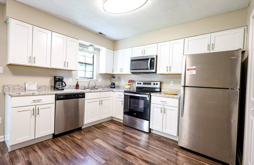 Apex Casa | Luxury Design, Friends & Family Townhome. Walkable, Central, Backyard, Sleeps 5