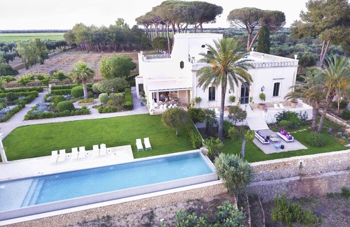 Campi Salentina Villa | Villa de diseño de lujo con piscina infinita, magníficas vistas en el corazón de Puglia