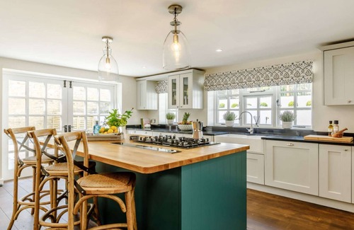 Shipton under Wychwood Cabaña | Luxury dog friendly holiday cottage in the Cotswolds with a hot tub - Shaven Cottage