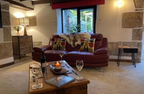 Lanhydrock Casa | Luxury Dog-Friendly 5 Star Cottage with Hot Tub