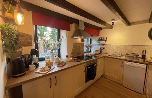 Lanhydrock Casa | Luxury Dog-Friendly 5 Star Cottage with Hot Tub