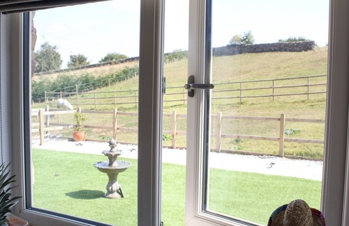 Belper Casa | Luxury Dog Friendly Peak District Barn. Amazing Walks, Village pub & restaurant.
