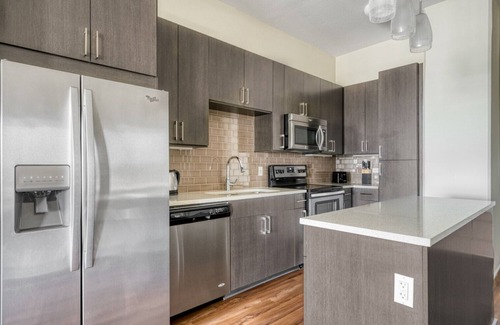 West End Apartamento | Luxury Downtown 1BR w/ Gym, W/D, Pool, walk to 6th St bars, by Blueground